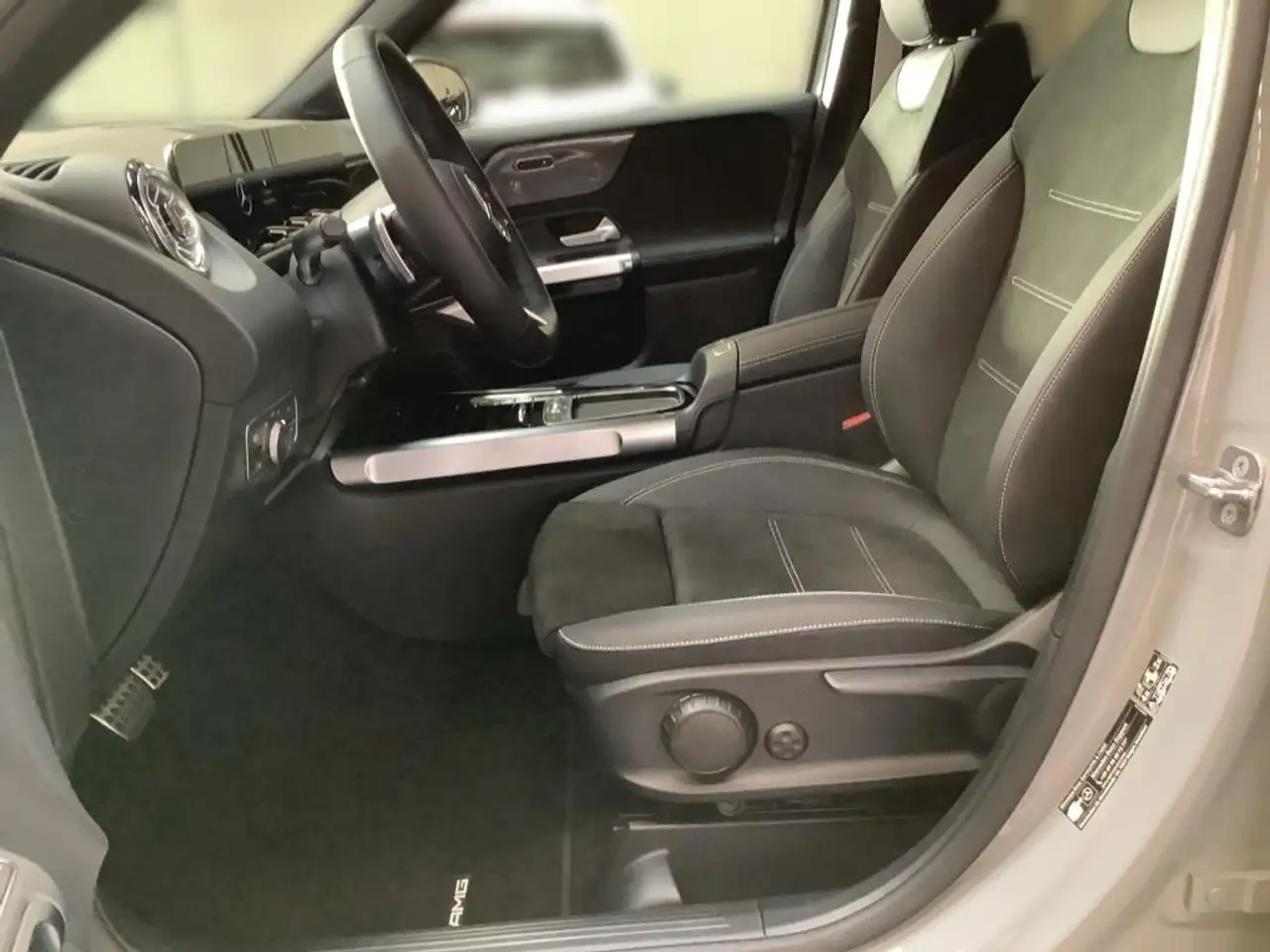 Mercedes-Benz GLB 220 4MATIC AMG+NIGHT+20"+AHK+MULTIBEAM+360°+ 8