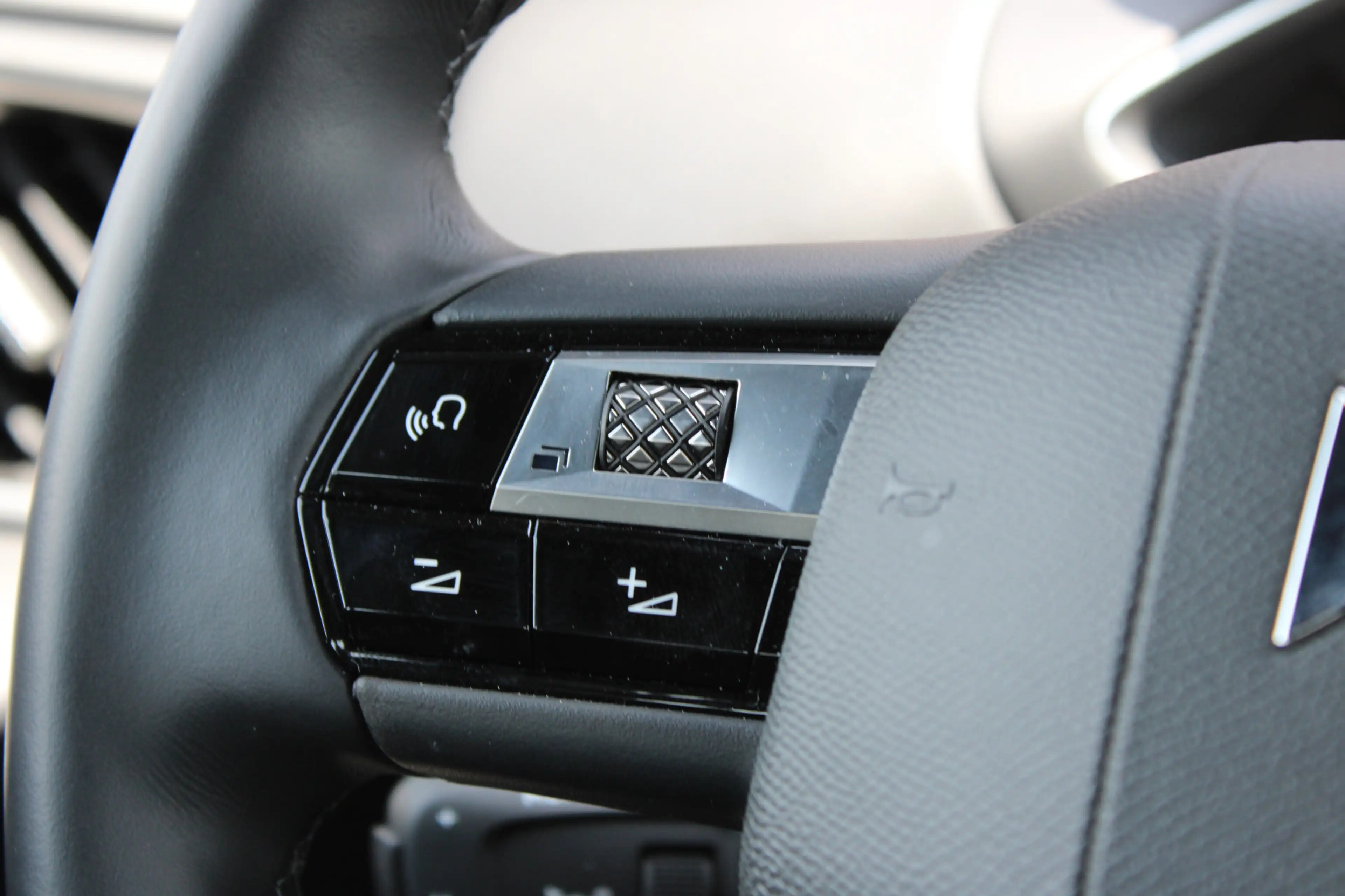 DS Automobiles DS 3 Crossback 1.2 PureTech 100PK Montmartre |17-INCH|DAB|CRUISE| — photo 14