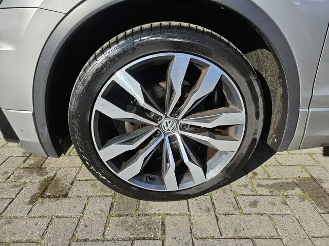 Volkswagen Tiguan view 5