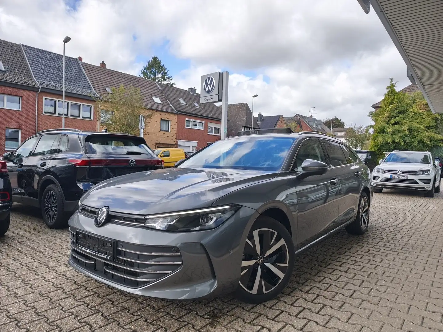 Volkswagen Passat Variant 1.5 eTSI Business PANO,NAV,KAM,AHK Gris - 1