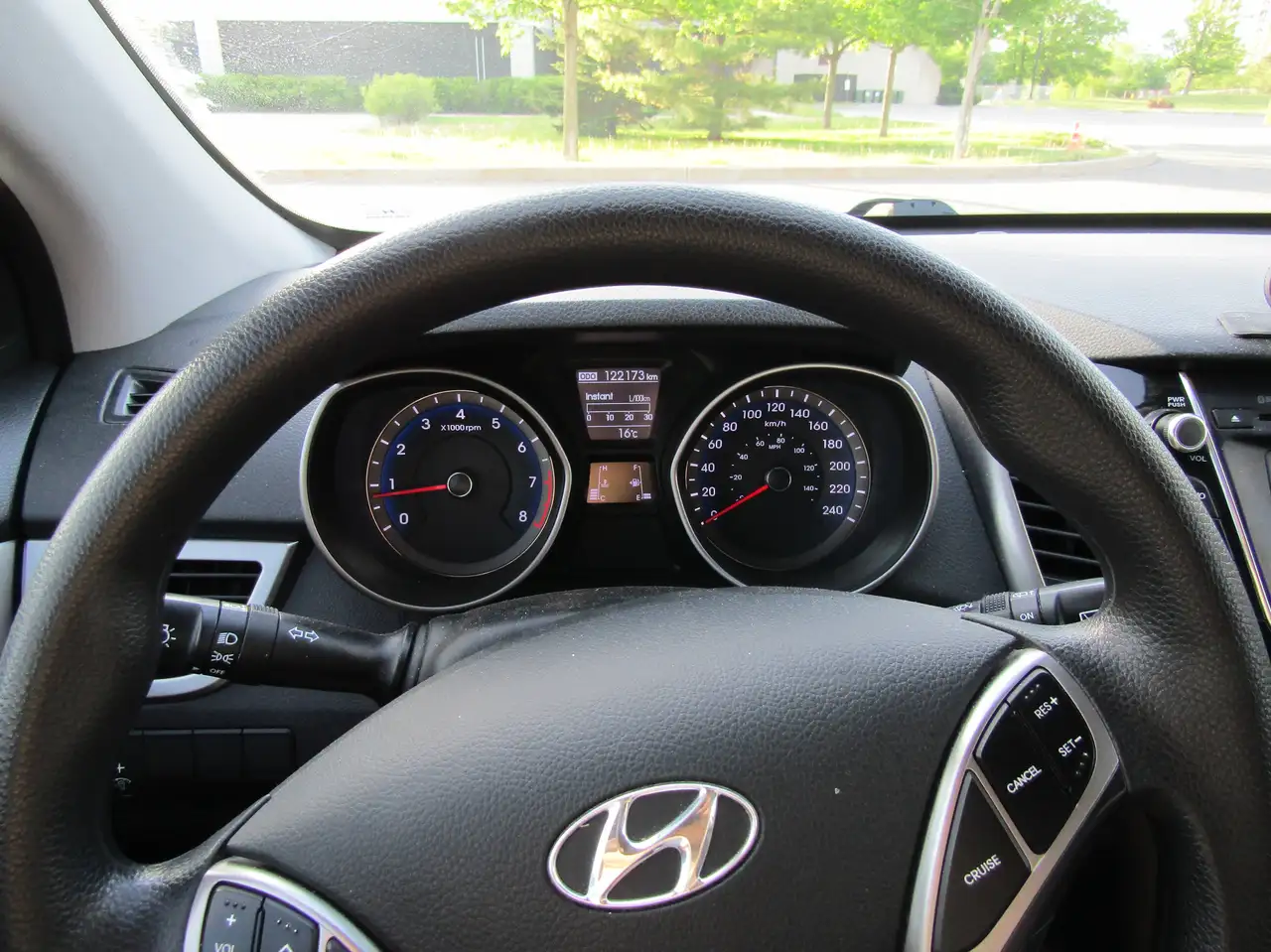 Hyundai ELANTRA photo Hyundai ELANTRA
