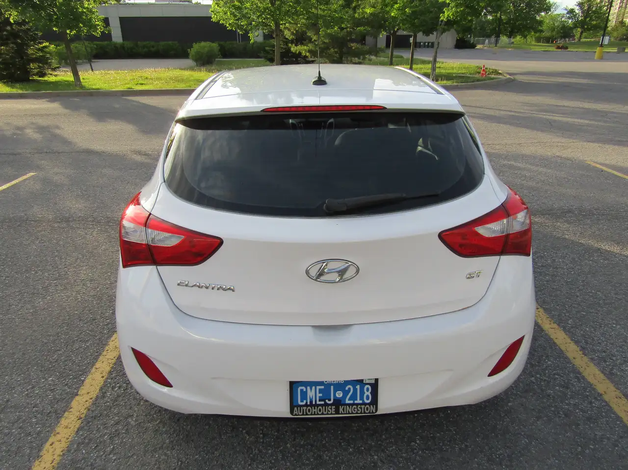 Hyundai ELANTRA photo Hyundai ELANTRA