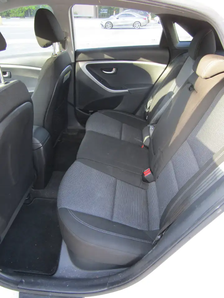 Hyundai ELANTRA photo Hyundai ELANTRA