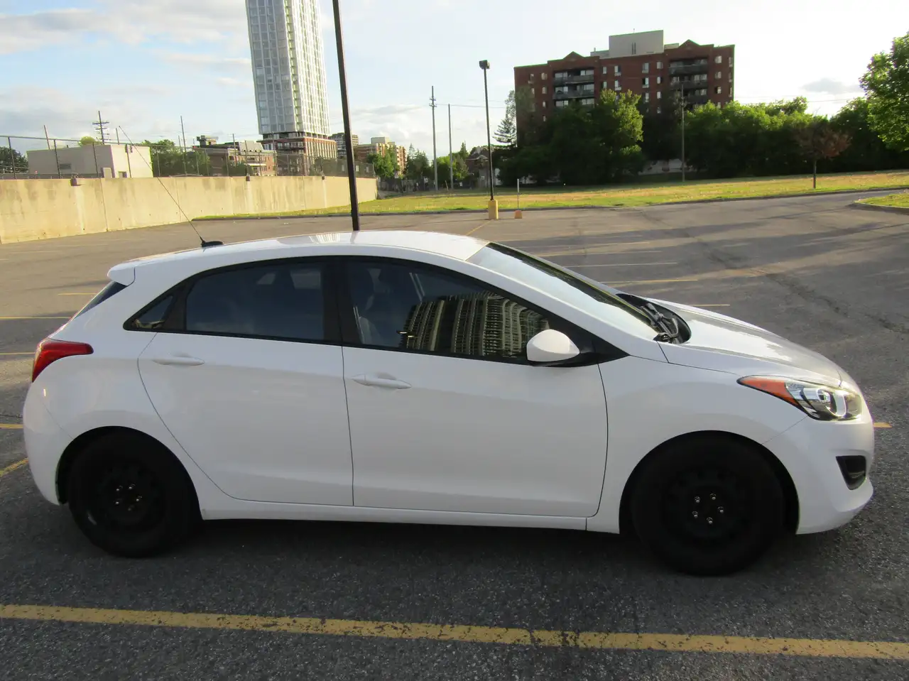 Hyundai ELANTRA photo Hyundai ELANTRA
