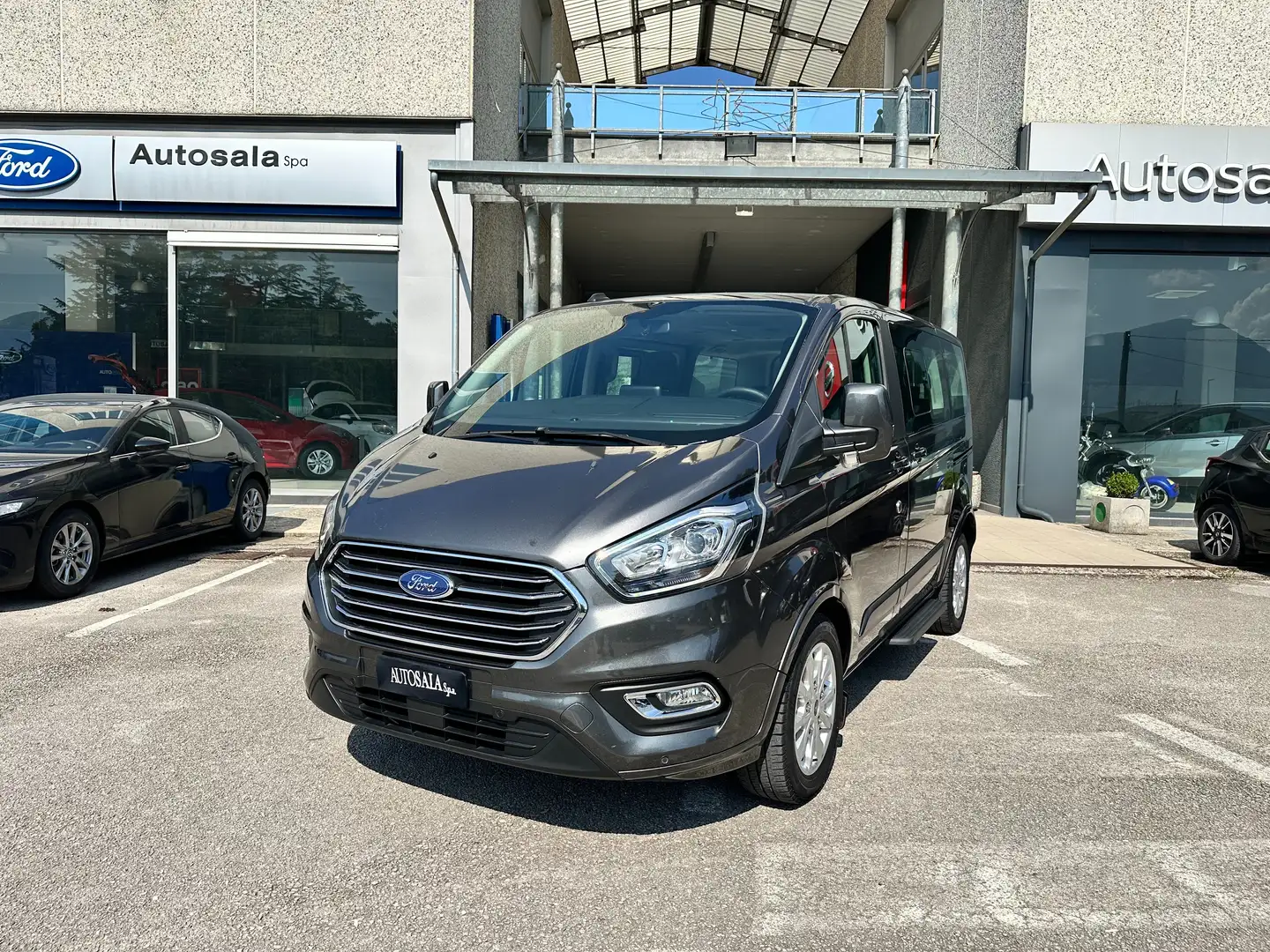 Ford Tourneo Custom Titanium 130 cv 350 L1 Automatico Diesel Grigio - 1