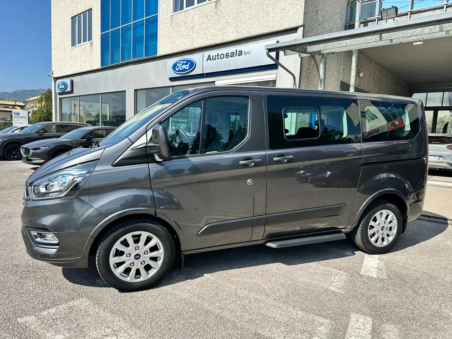 Ford Tourneo Custom Titanium 130 cv 350 L1 Automatico Diesel Grigio - 2