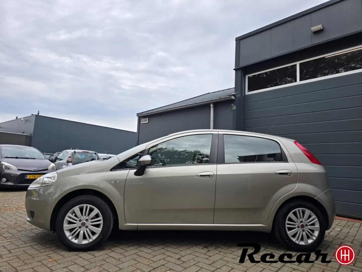 Fiat Grande Punto 1.4 Edizione Lusso/NwDistrb/5Drs/Airco/Trekhaak Grijs - 2