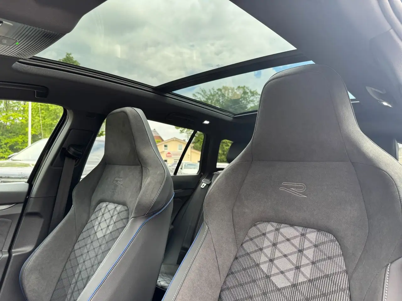 Volkswagen Golf VIII Variant 1.5 eTSI R-Line AHK*Pano*LED 12