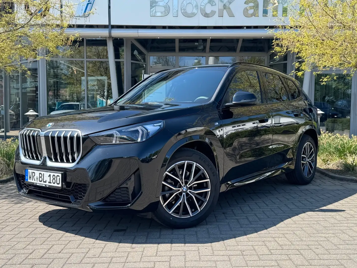 BMW X1 SDRIVE18I M Sport LHZ AHK ALED DA+ PA+ HUD NAVI P Zwart - 2