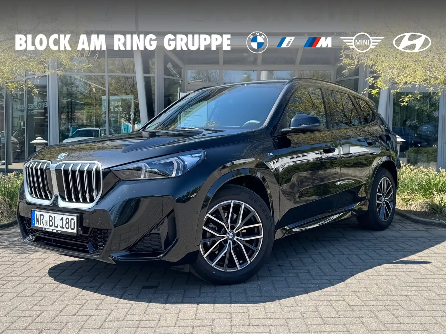 BMW X1 SDRIVE18I M Sport LHZ AHK ALED DA+ PA+ HUD NAVI P Zwart - 1