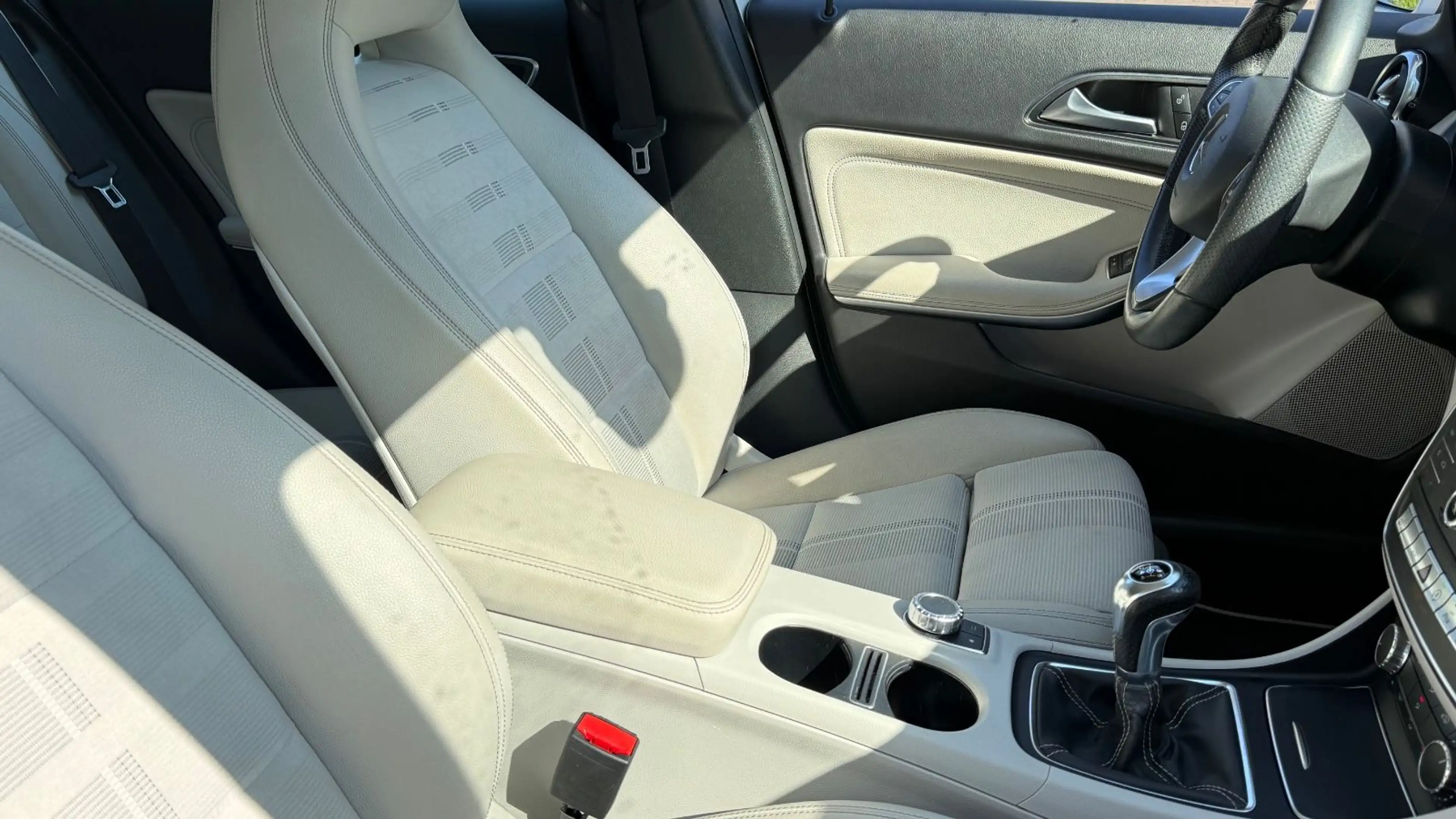 Mercedes-Benz GLA 180 Urban|LED|NAVI|PDC|SHZ|KLIMA|ALLWETTER| — photo 6