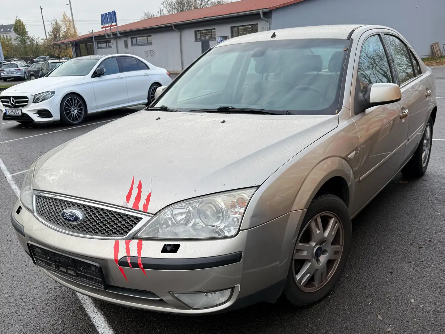 Ford Mondeo Lima 4 Türen Fließenheck mit Achtreifen Grau - 1