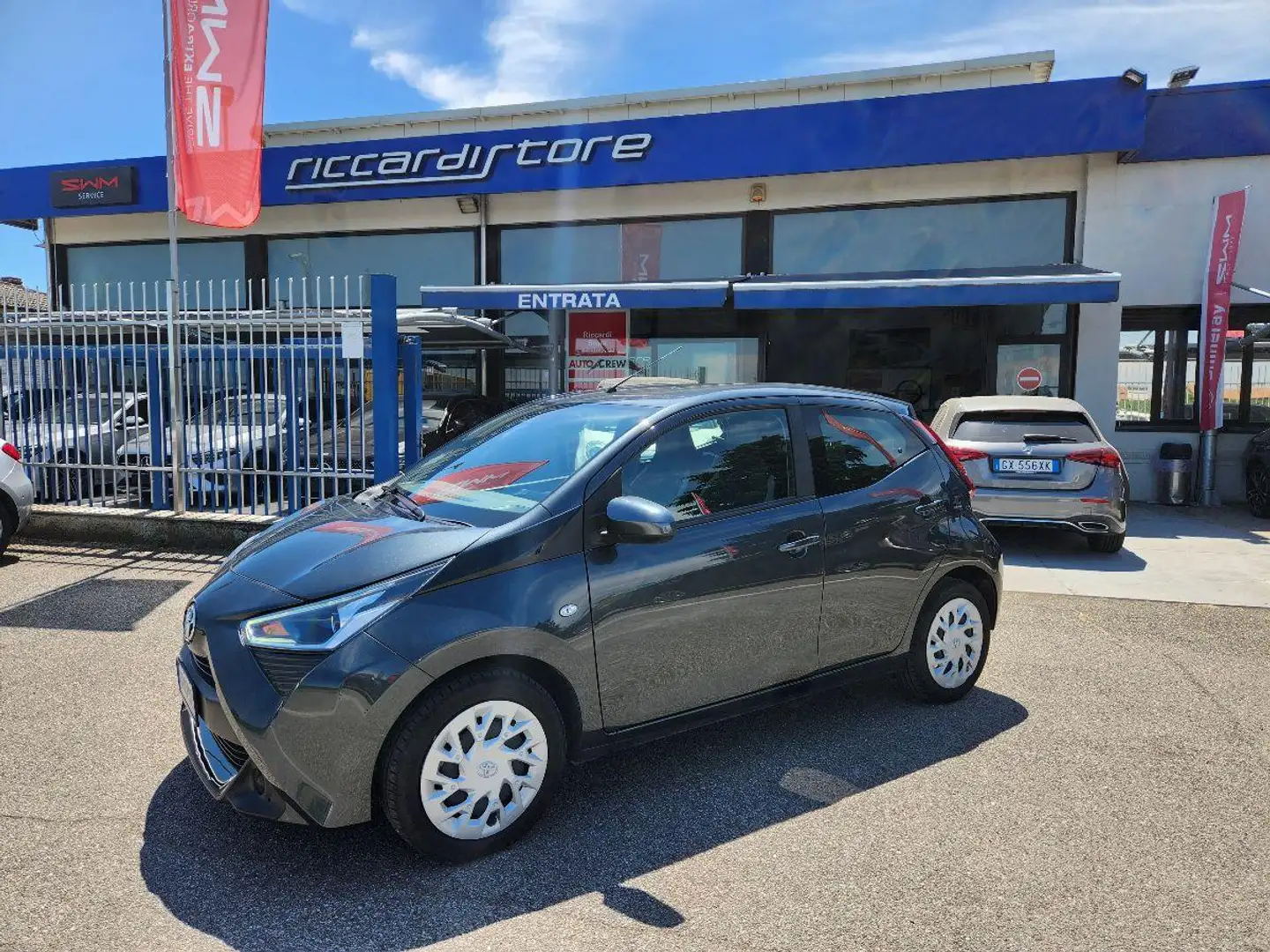 Toyota Aygo Connect 1.0 VVT-i 72 CV 5p. x-wave Grigio - 1