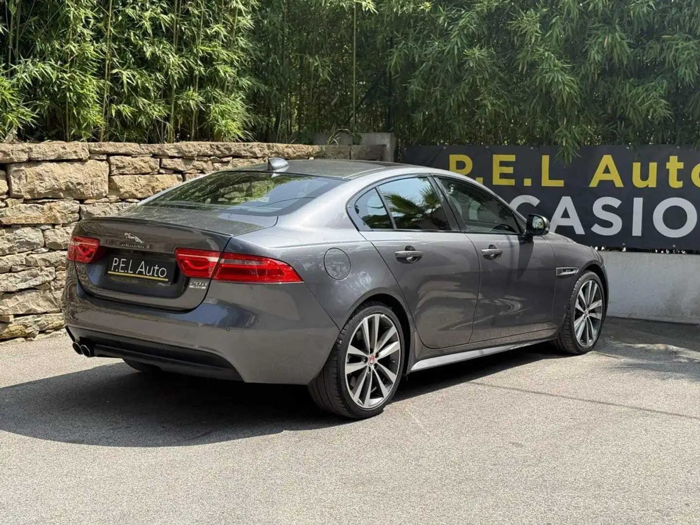 Jaguar XE 2.0 D - 180 ch BVA AWD R-Sport Gris - 2