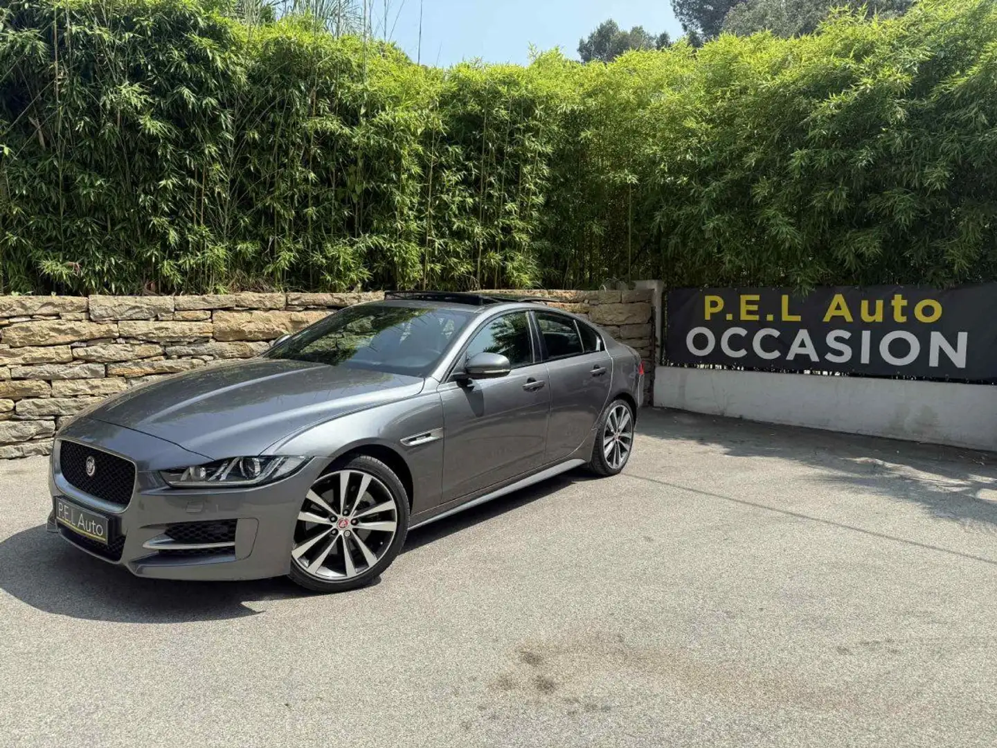 Jaguar XE 2.0 D - 180 ch BVA AWD R-Sport Gris - 1