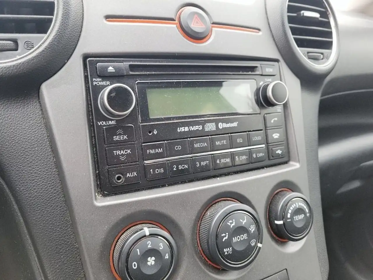 Kia Rondo снимка Kia Rondo