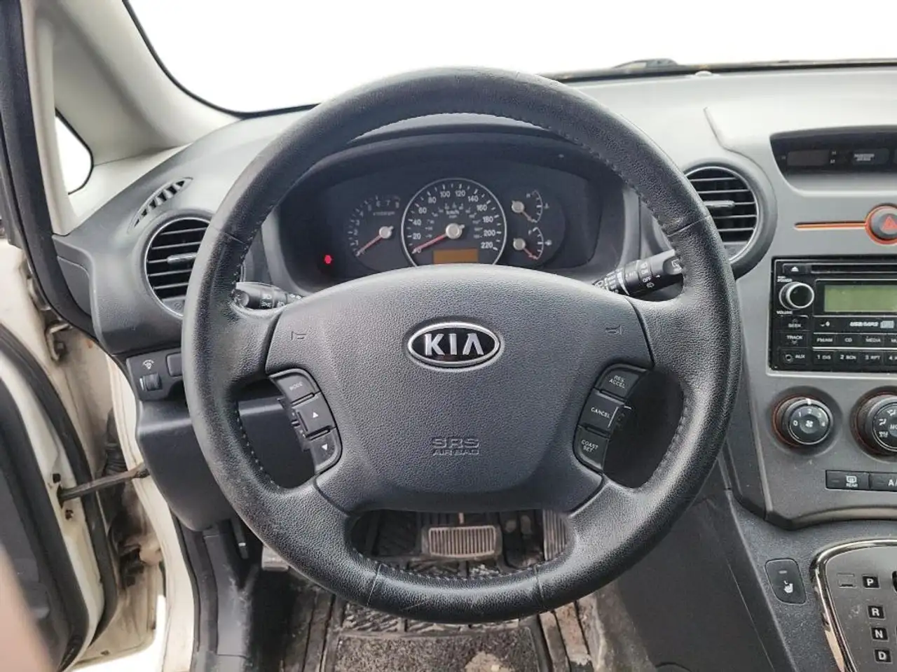 Kia Rondo снимка Kia Rondo