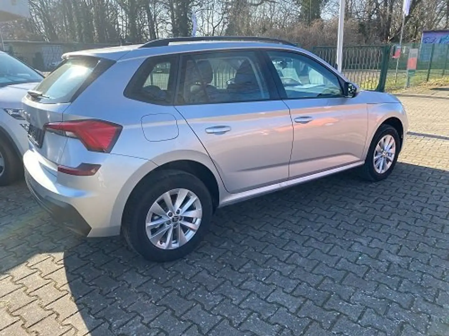 Skoda Kamiq 1.0 TSI DSG Drive Tageszulassung Silber - 2