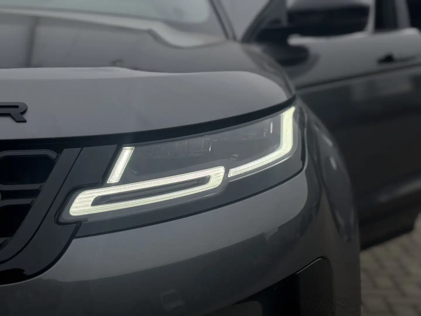 Land Rover Range Rover Evoque 2.0 P250 AWD SE | Panorama | 360 | Head-Up | Grijs - 2