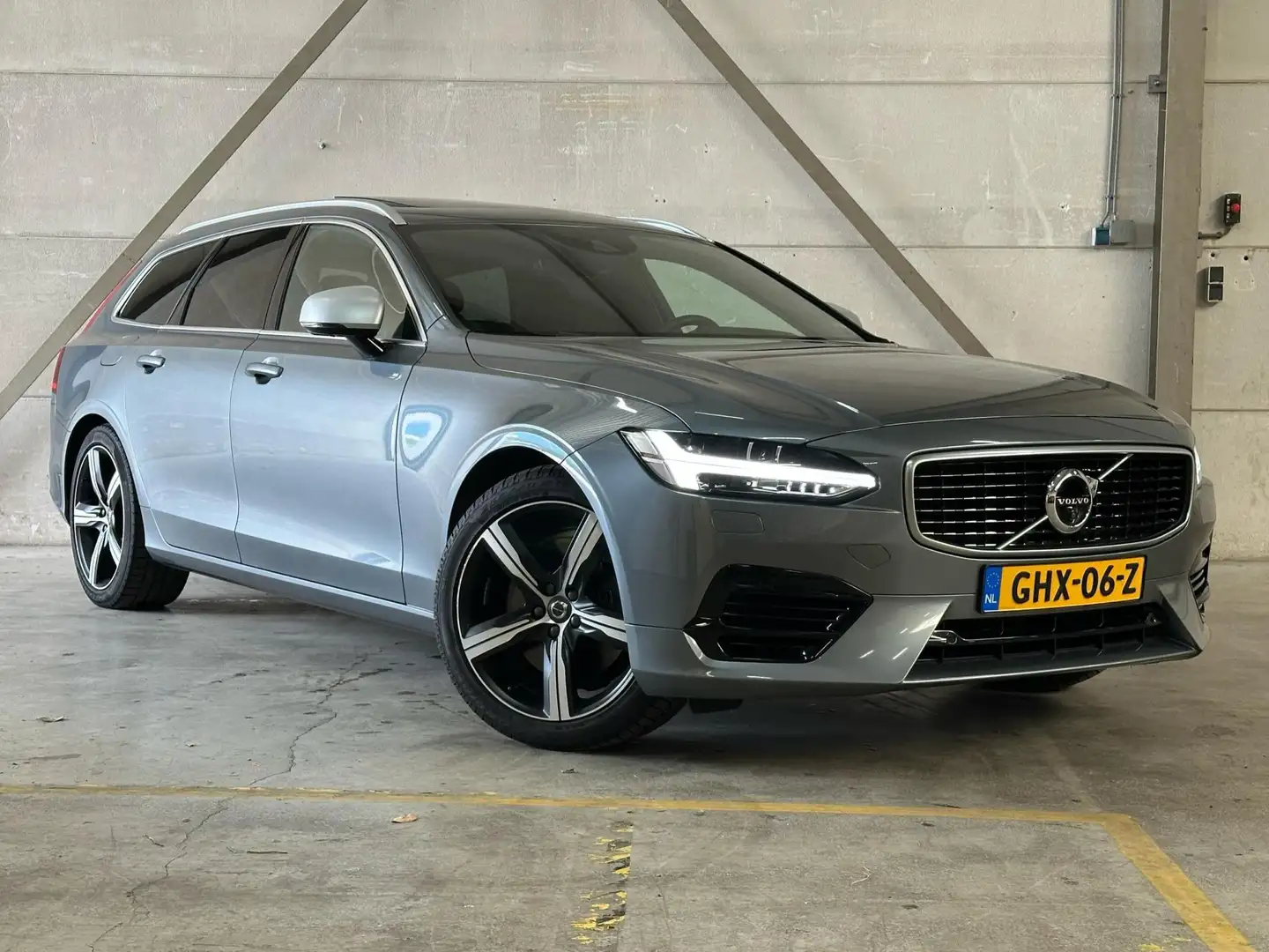 Volvo V90 2.0 T8 AWD R-Design 408PK Panoramadak Leder Gris - 2
