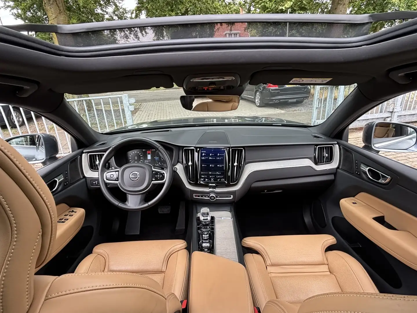 Volvo XC60 T8 AWD Inscription Luchtvering Massage Ventilatie Grijs - 2