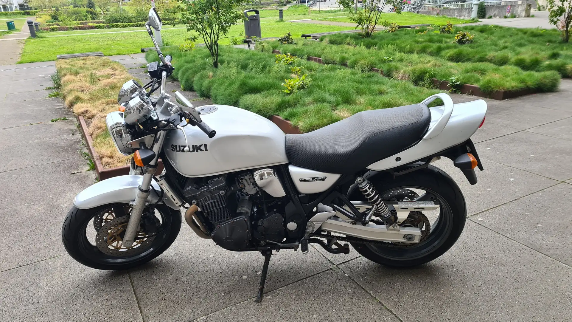 Suzuki GSX 750 Inazuma Argintiu - 1