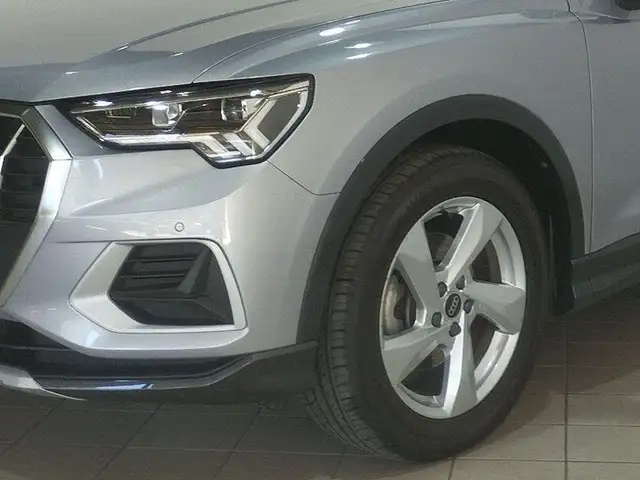 Audi Q3 view 6