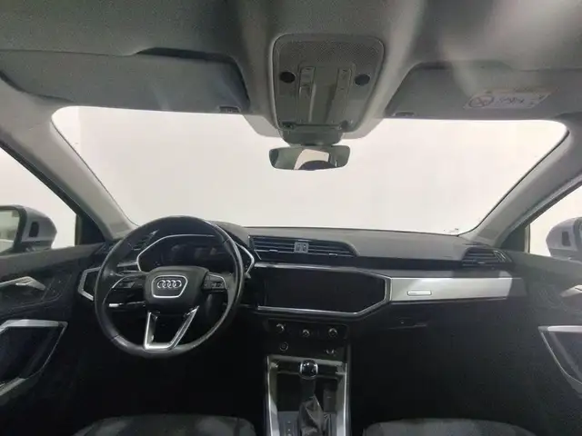 Audi Q3 view 7
