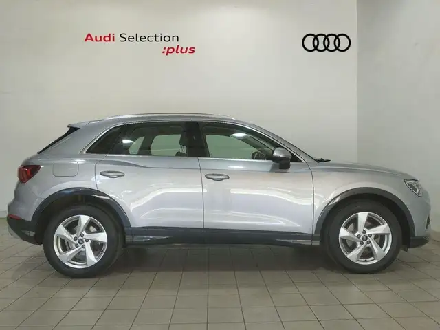 Audi Q3 view 3