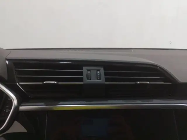 Audi Q3 view 13
