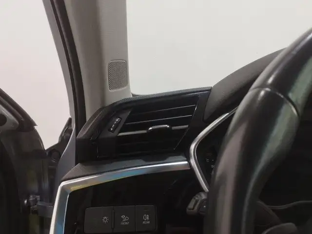 Audi Q3 view 12