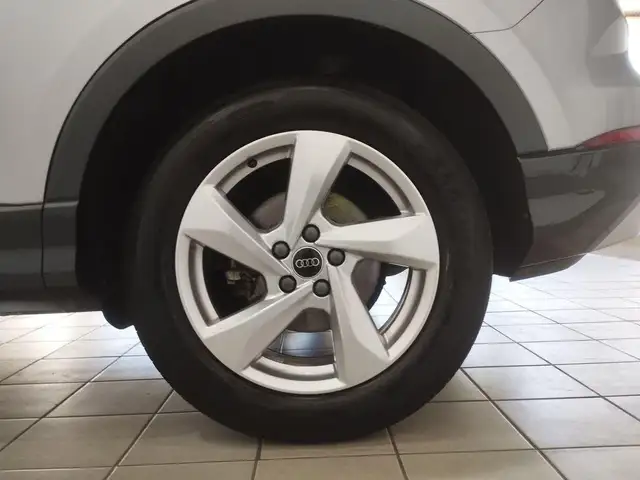 Audi Q3 view 11
