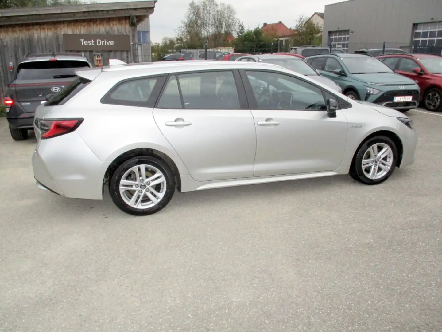 Toyota Corolla Kombi 1,8 HSD Active Plateado - 2