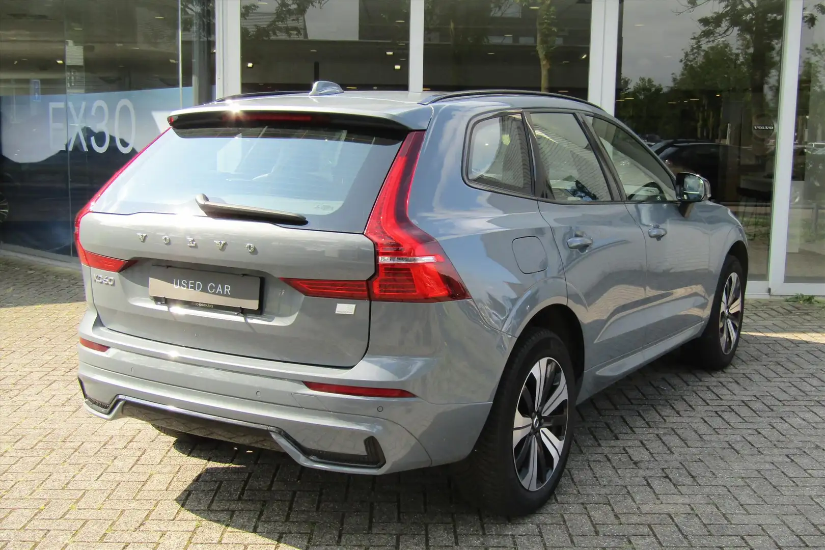 Volvo XC60 T6 AWD PLUG-IN HYBRIDE | PLUS DARK | PANO DAK | 19 Grijs - 2
