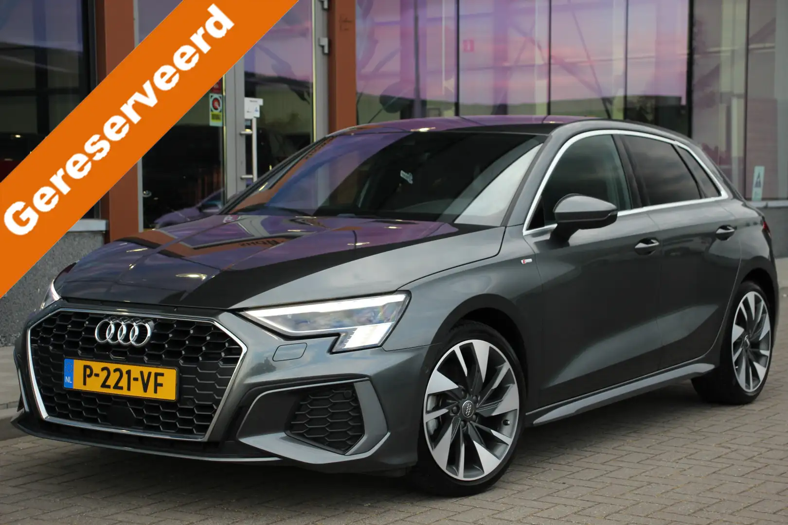 Audi A3 Sportback 30 TFSI S edition | 26DKM Grau - 1