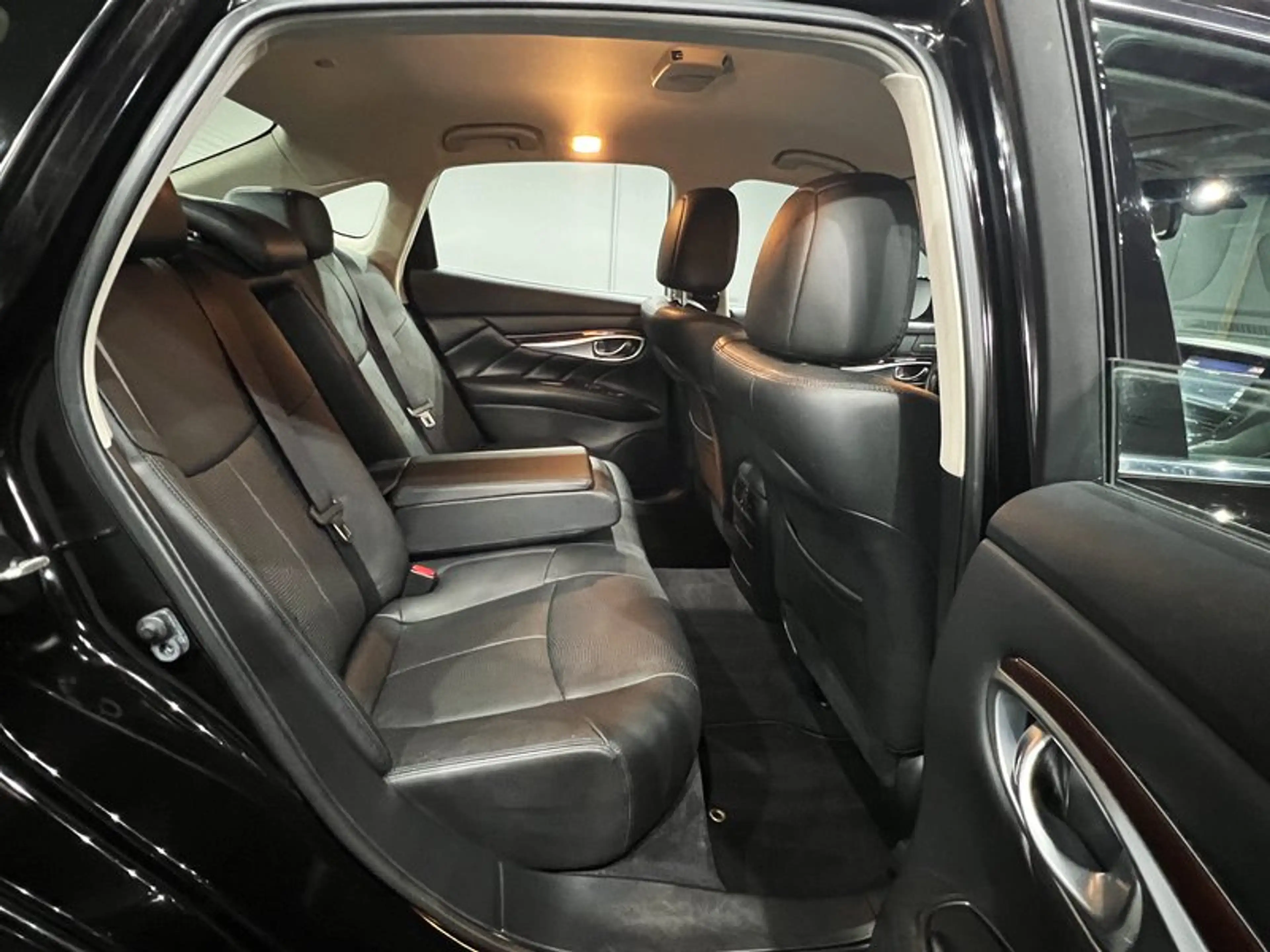 Infiniti Q70 2.2 D Premium|AUTOM|LEDER|LED|NAVI|R-CAM — photo 13