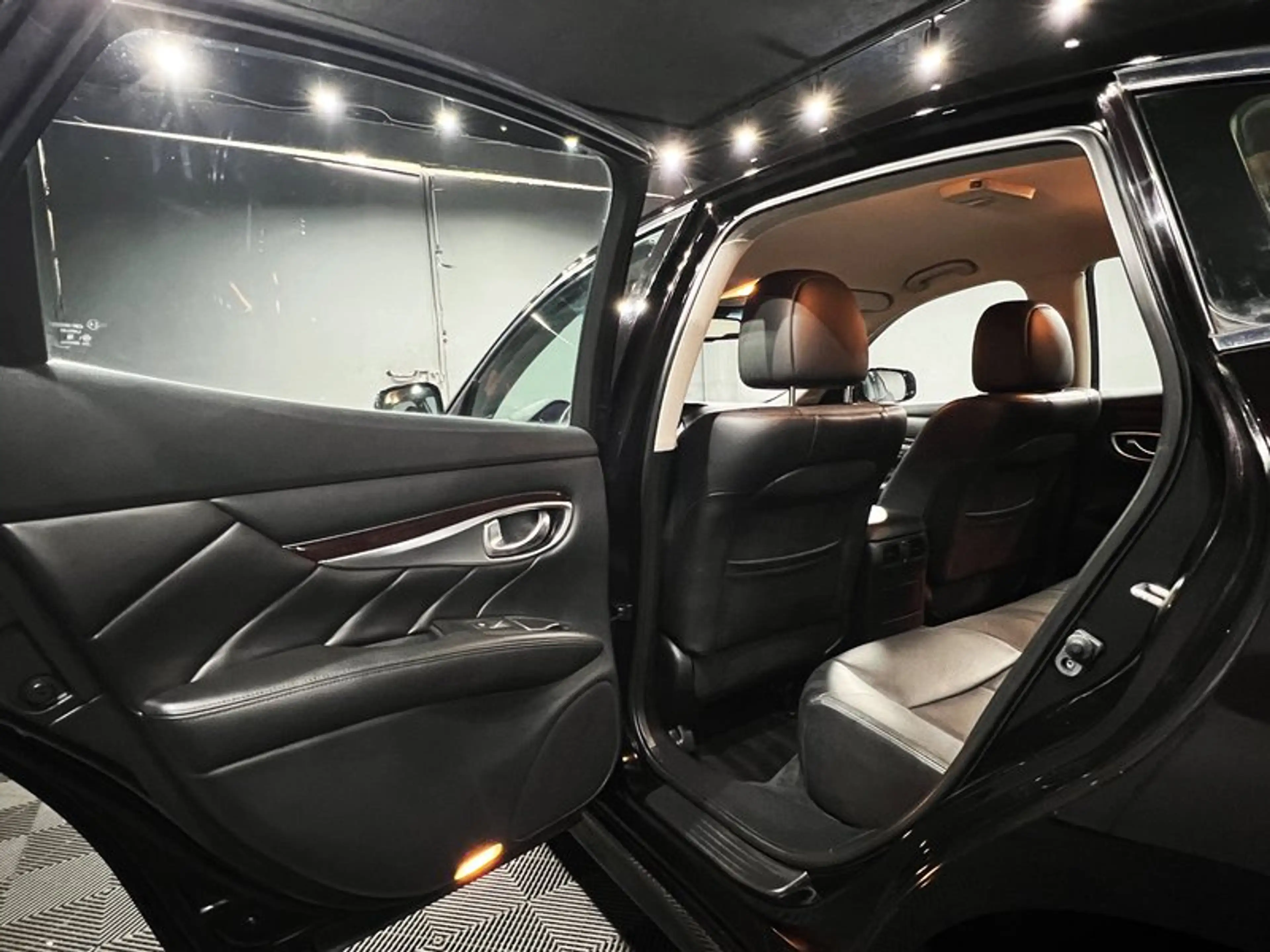 Infiniti Q70 2.2 D Premium|AUTOM|LEDER|LED|NAVI|R-CAM — photo 10