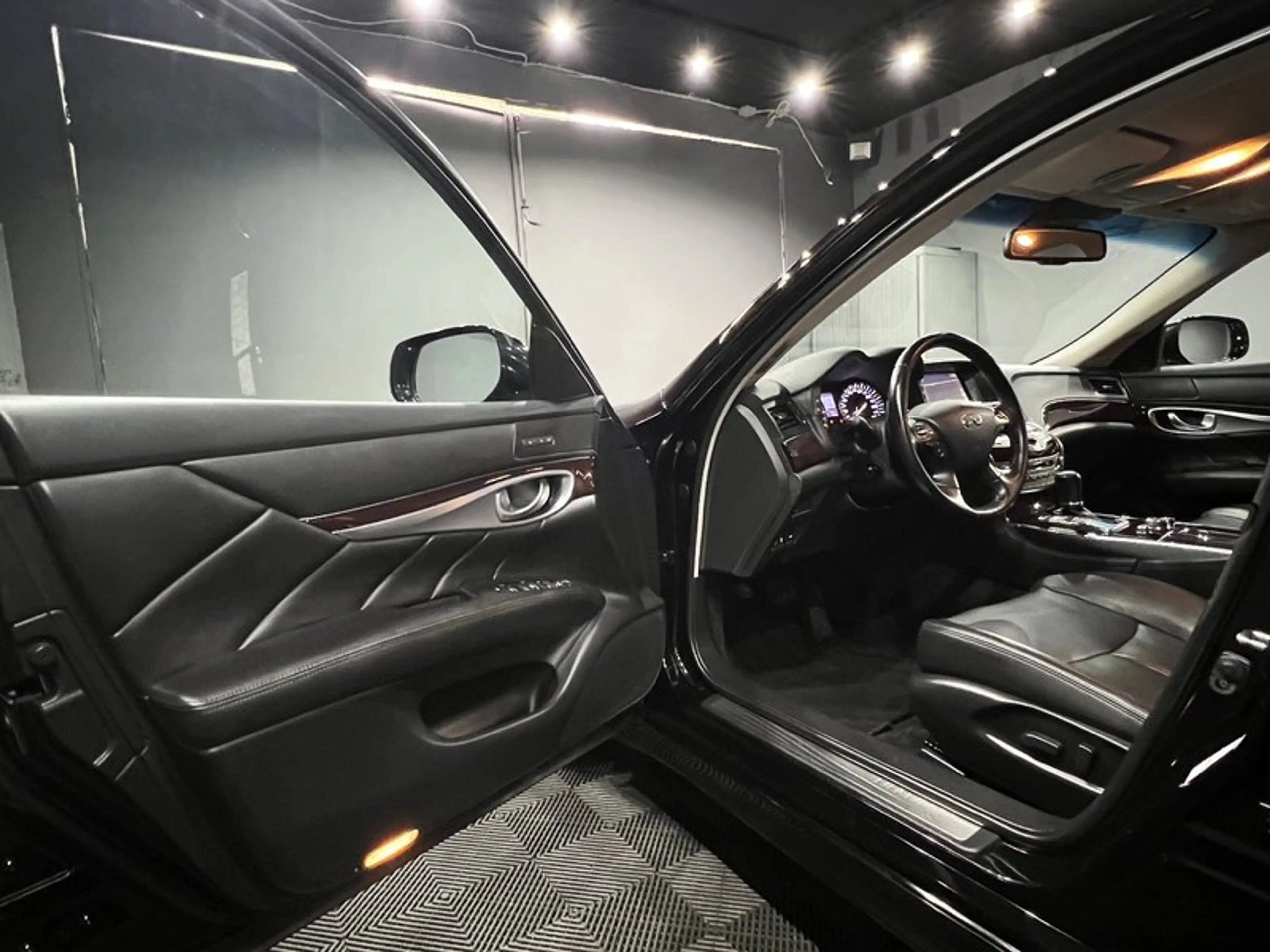 Infiniti Q70 2.2 D Premium|AUTOM|LEDER|LED|NAVI|R-CAM — photo 9
