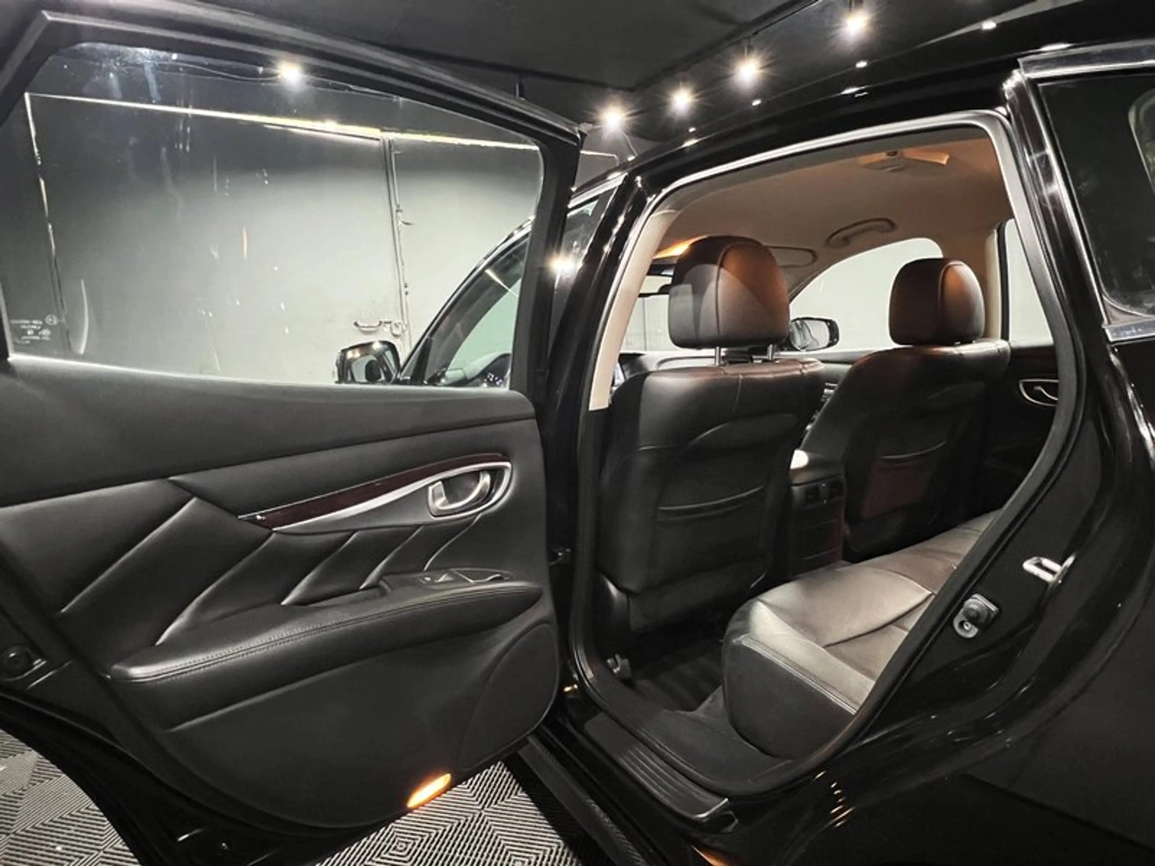 Infiniti Q70 2.2 D Premium|AUTOM|LEDER|LED|NAVI|R-CAM — photo 11
