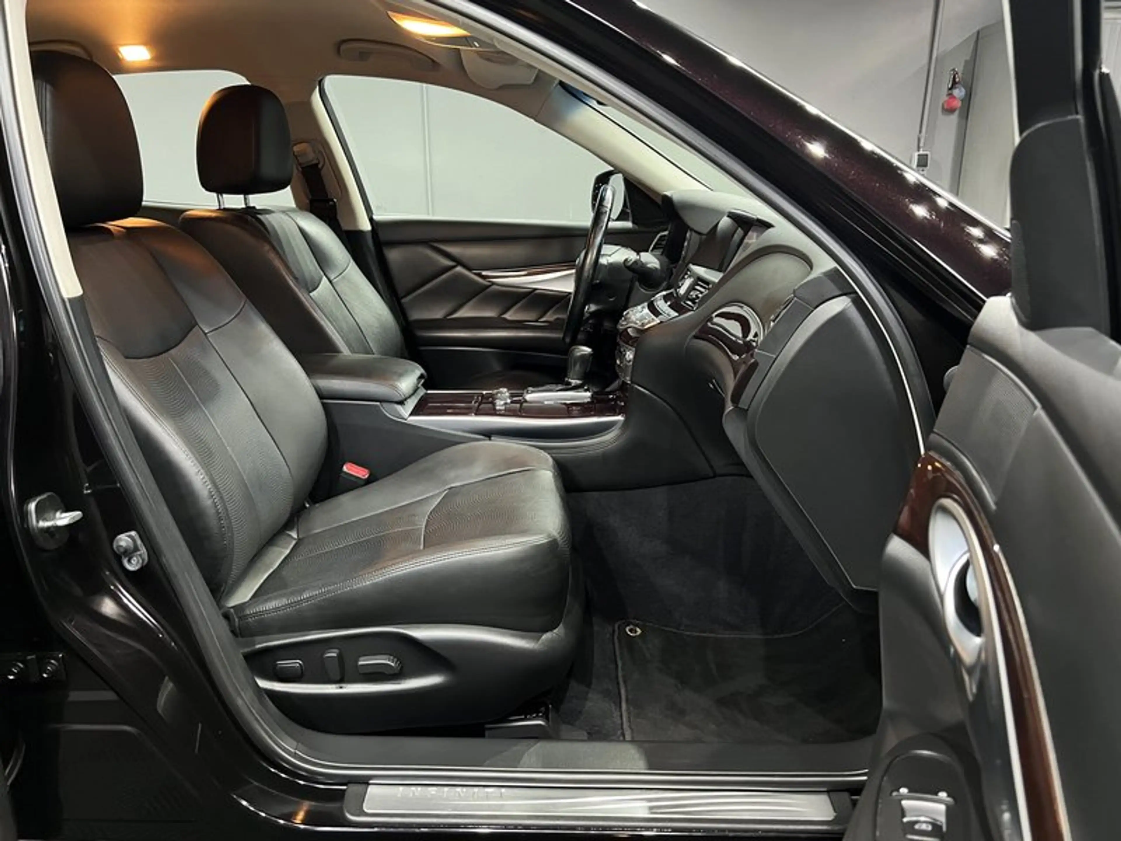 Infiniti Q70 2.2 D Premium|AUTOM|LEDER|LED|NAVI|R-CAM — photo 12