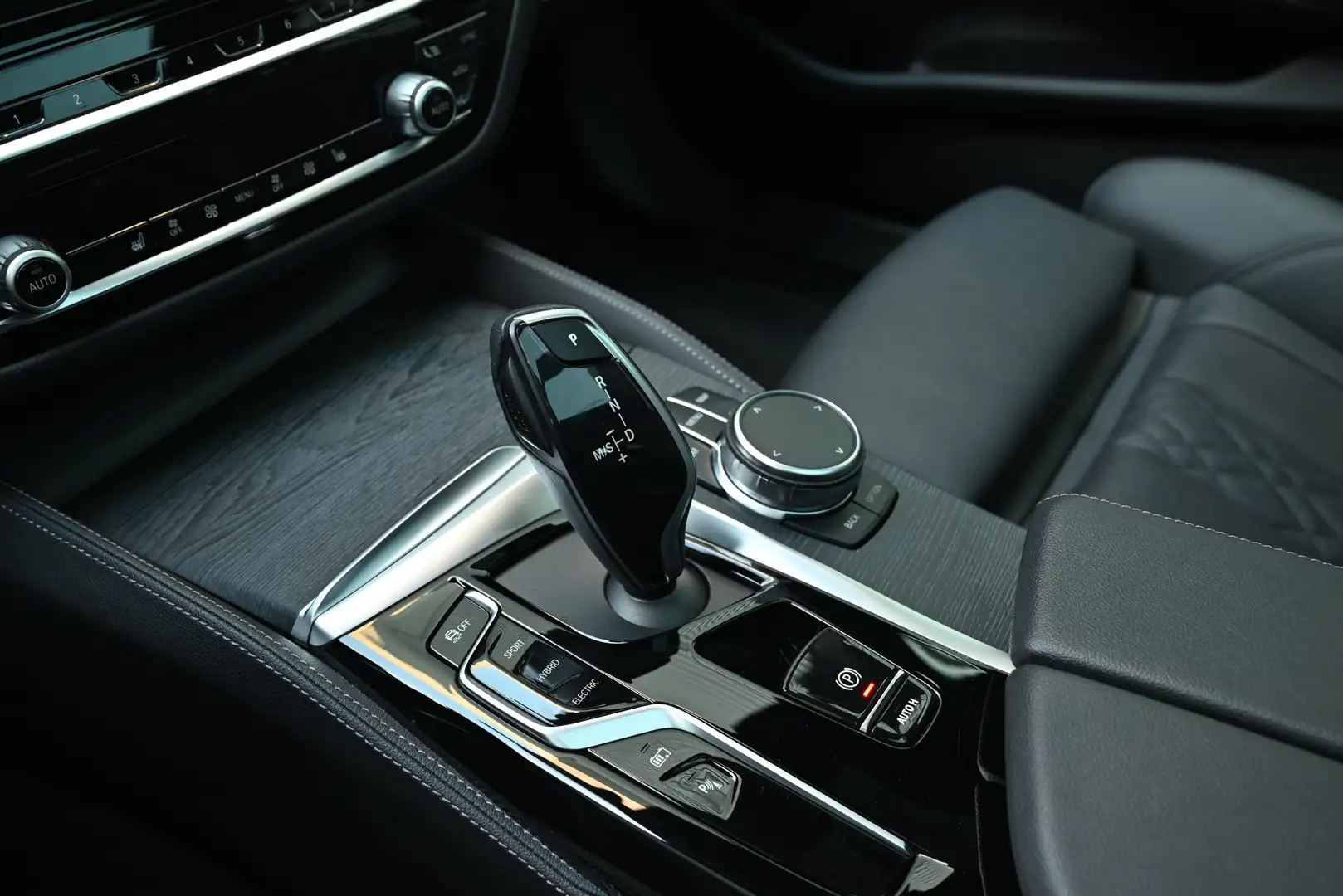 BMW 530 530 xDrive M Touring Business Edition+ Zwart - 1