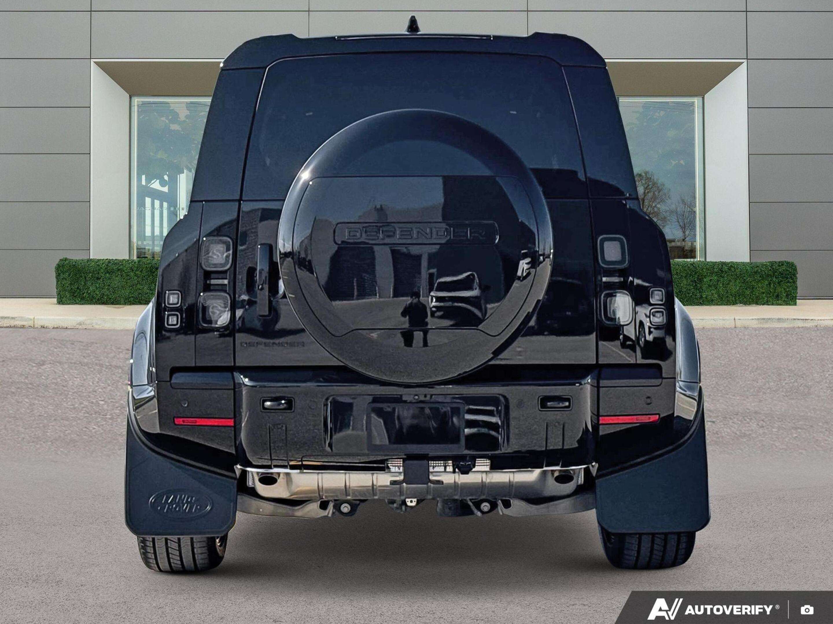 2026 Land Rover Defender 110 P400 X-Dynamic SE thumb 6