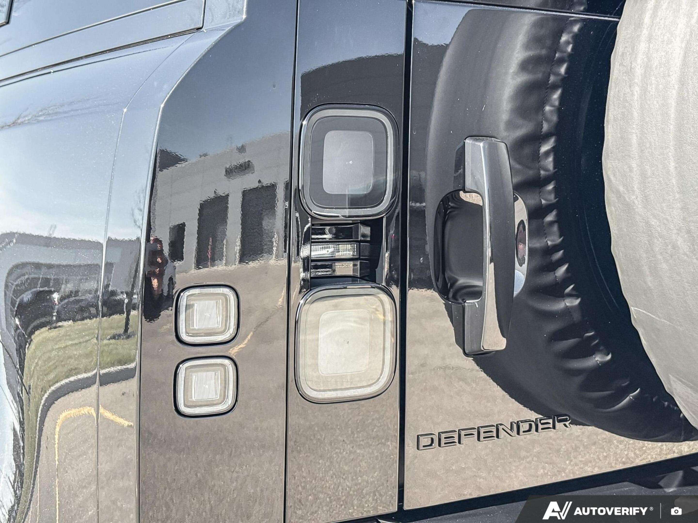 2026 Land Rover Defender 110 P400 X-Dynamic SE thumb 12