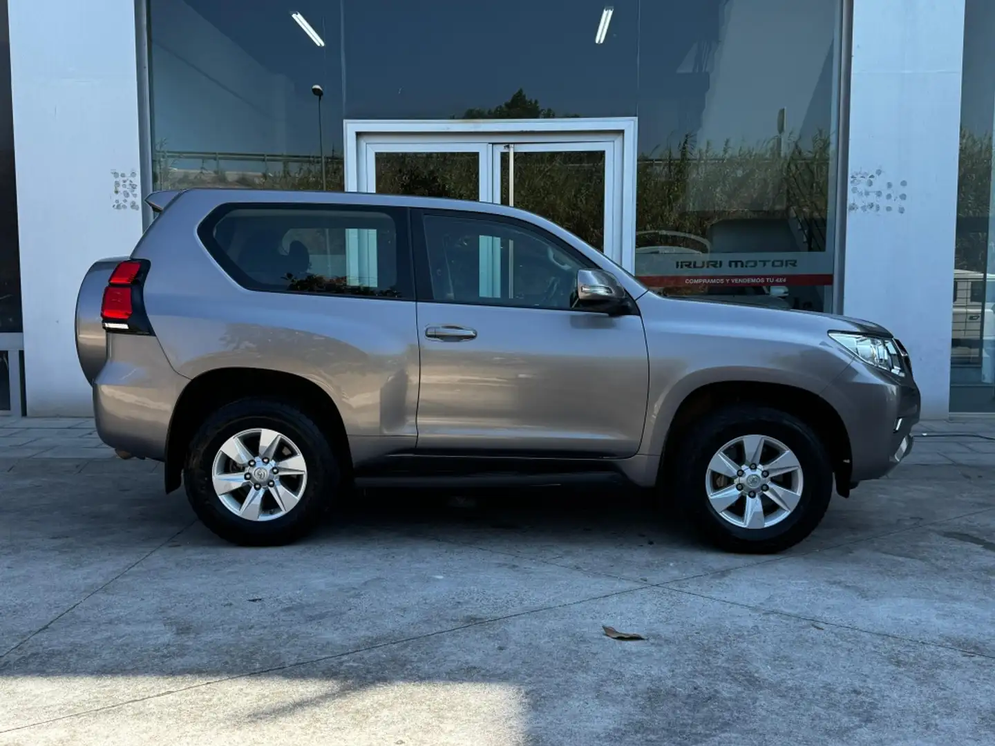 Toyota Land Cruiser D-4D VX Aut. Beige - 1