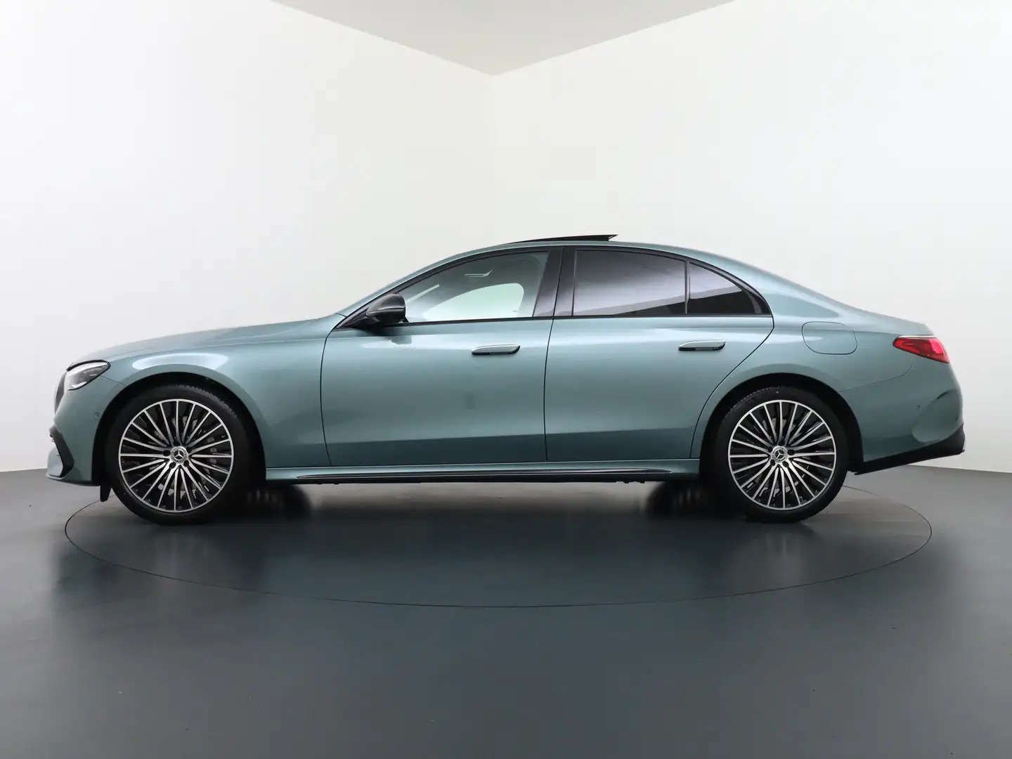 Mercedes-Benz E 300 e AMG Line Superscreen, Lederpakket, Panoramadak, - 2