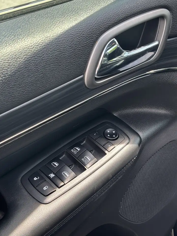 Jeep Grand Cherokee photo Jeep Grand Cherokee