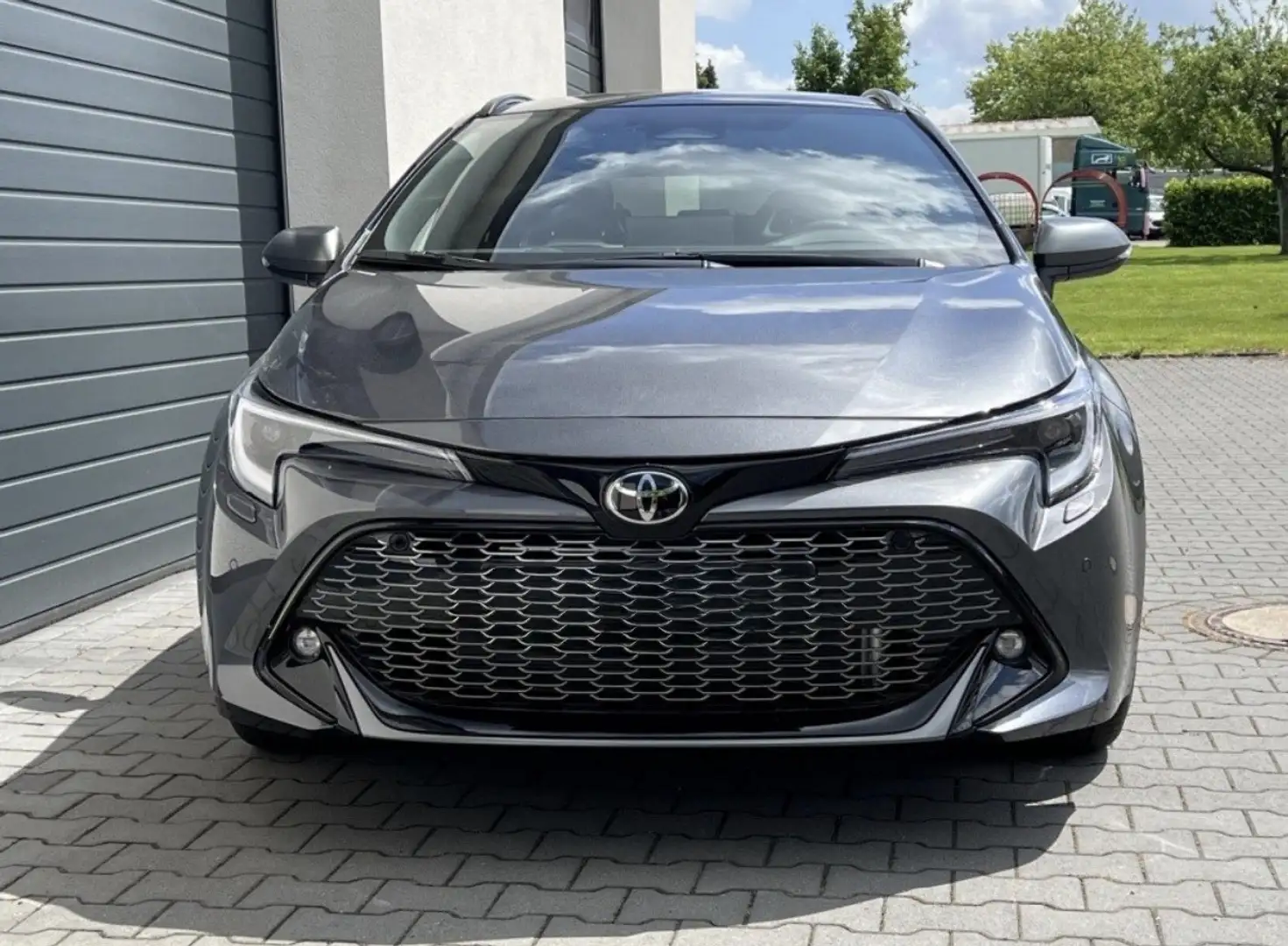 Toyota Corolla 1,8 Hybrid Active Drive Grau - 1