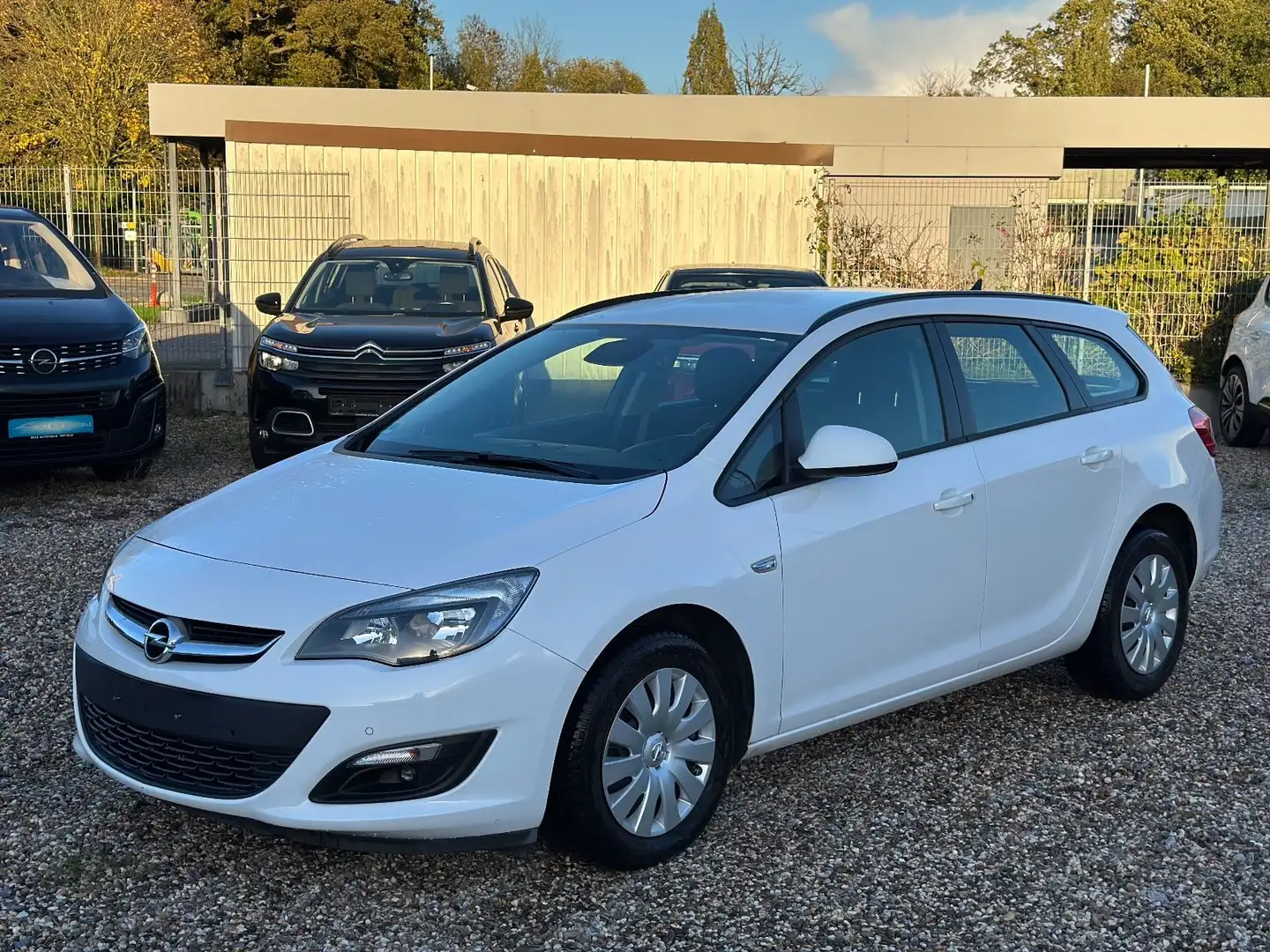 Opel Astra J Sports Tourer Edition Navi Winterpaket Weiß - 1