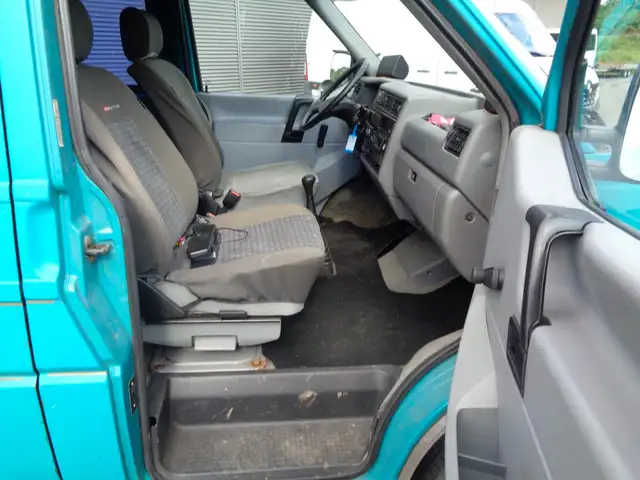 Volkswagen Transporter view 9