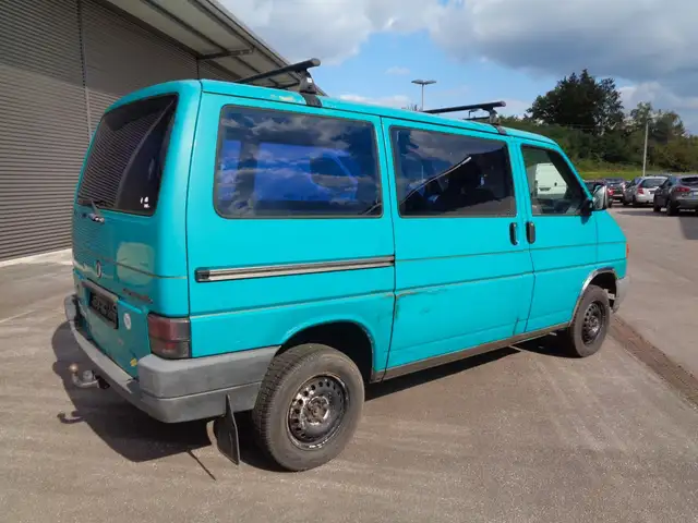 Volkswagen Transporter view 4